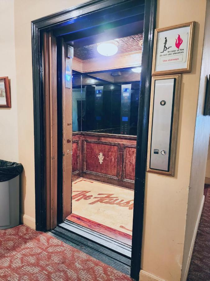 ניו בראונפלס The Faust Hotel מראה חיצוני תמונה