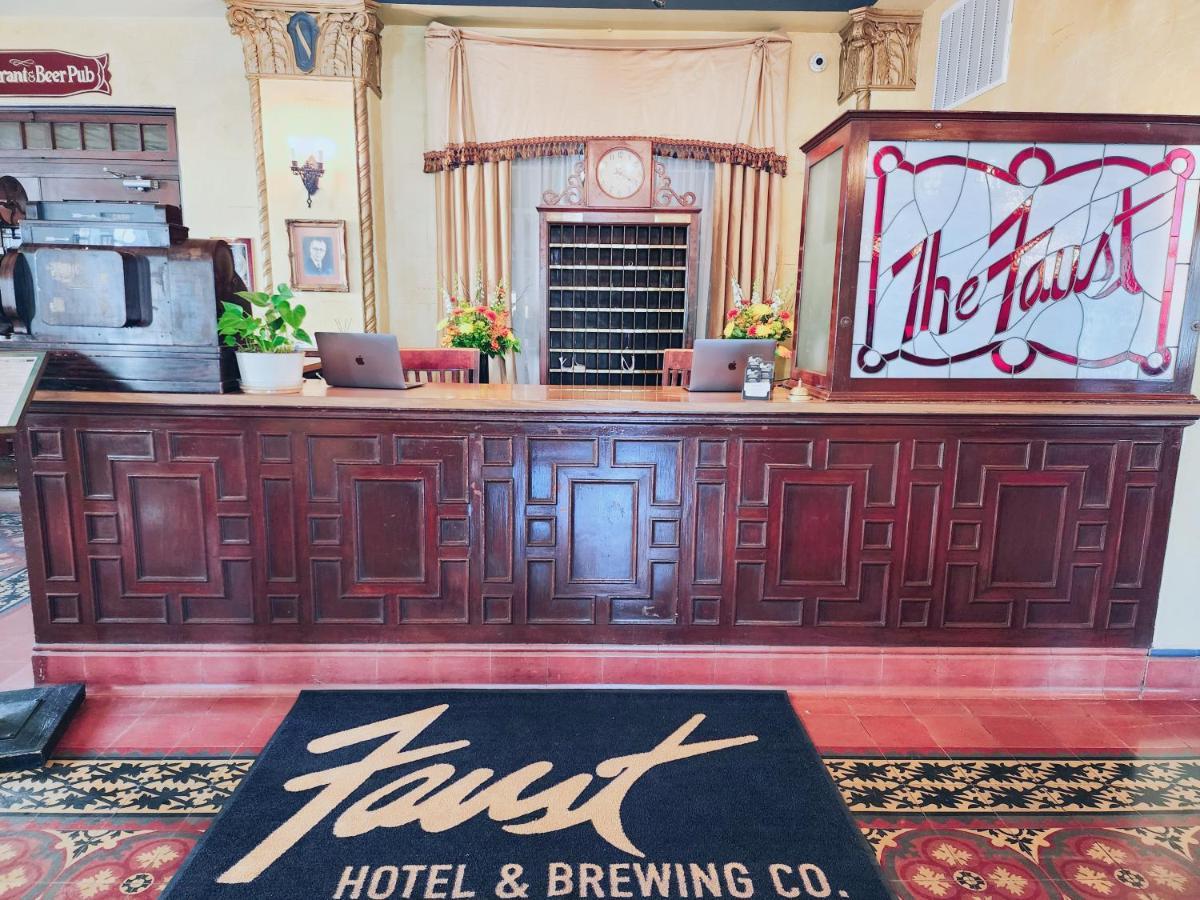 ניו בראונפלס The Faust Hotel מראה חיצוני תמונה