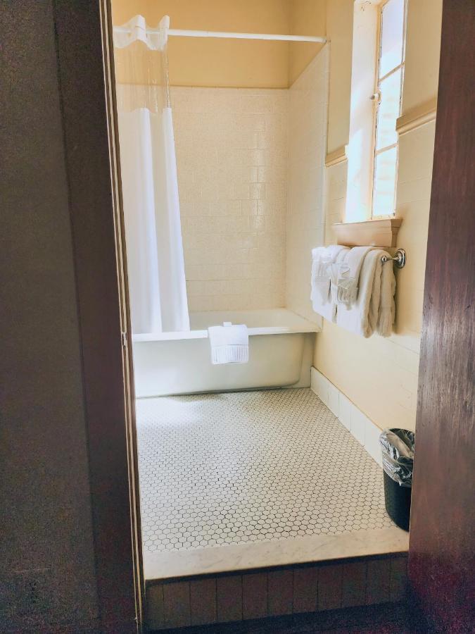 ניו בראונפלס The Faust Hotel מראה חיצוני תמונה