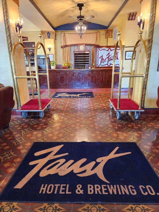 ניו בראונפלס The Faust Hotel מראה חיצוני תמונה