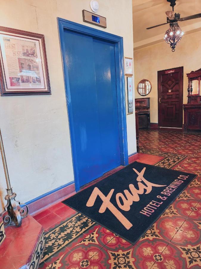 ניו בראונפלס The Faust Hotel מראה חיצוני תמונה